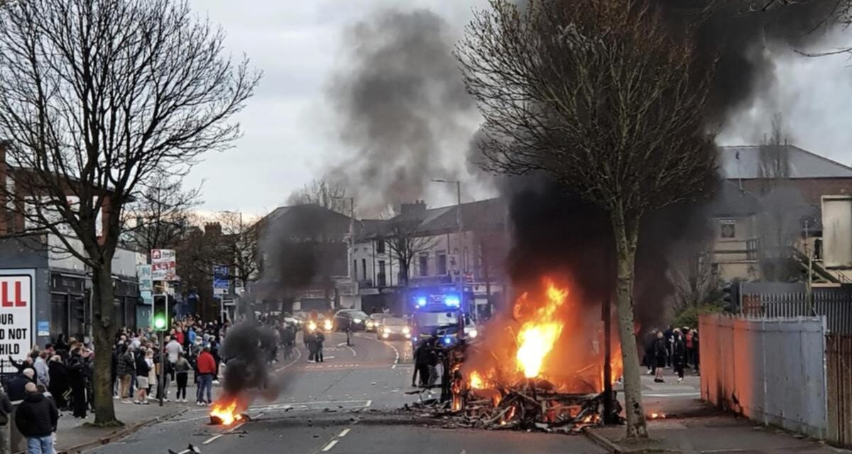 Rikthehet frika e luftës civile në Irlandën e Veriut, Belfast “digjet” për natën e katërt