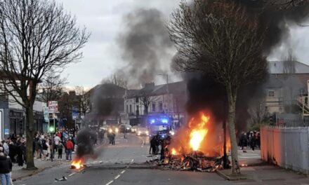 Rikthehet frika e luftës civile në Irlandën e Veriut, Belfast “digjet” për natën e katërt