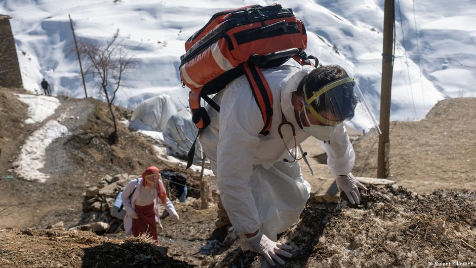 Mjekët ngjiten maleve për të vaksinuar popullsinë