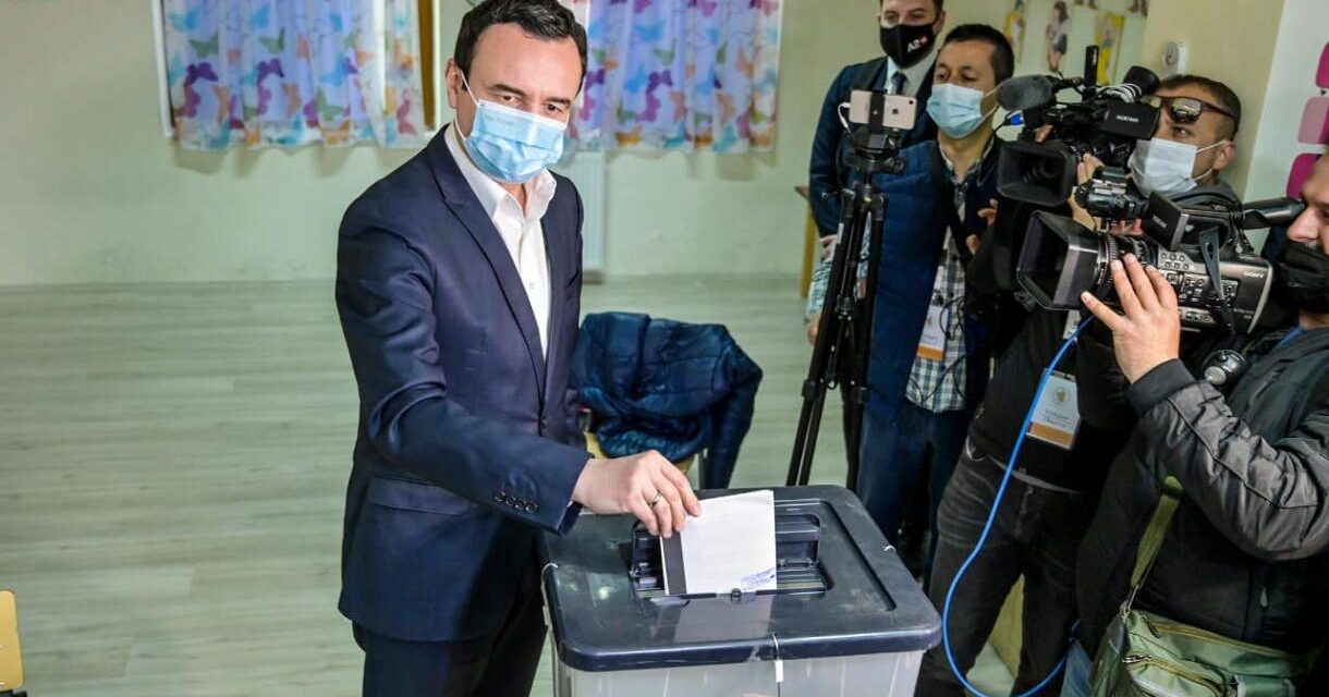 “Braktisi qytetarët”/ Kritika ndaj Albin Kurtit që votoi në Shqipëri