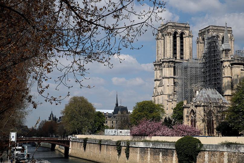 Rindërtimi i vështirë i Notre-Dame de Paris