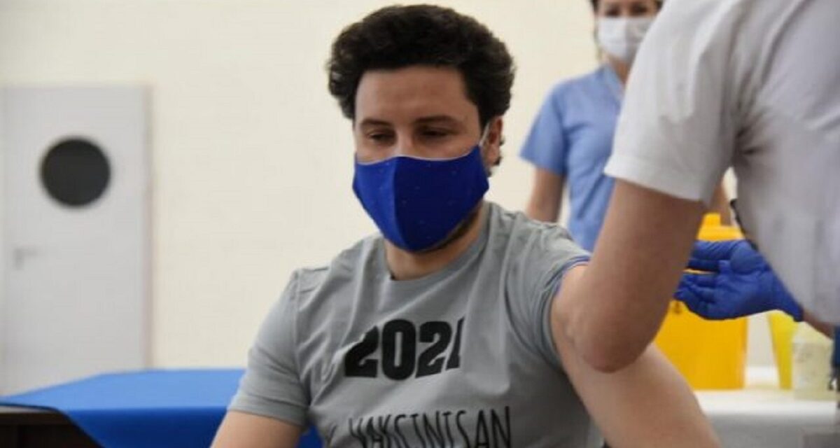 Dritan Abazoviç merr publikisht vaksinën AstraZeneca