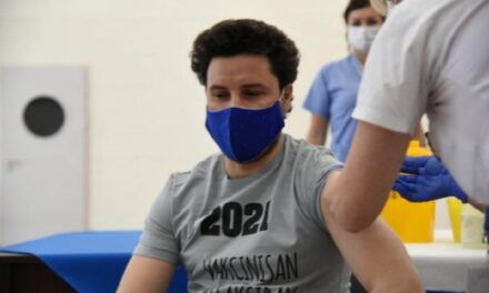 Dritan Abazoviç merr publikisht vaksinën AstraZeneca