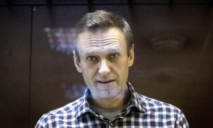 Përkeqësohet shëndeti i Navalny në burg, probleme në duar dhe këmbë