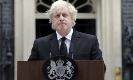 Pse Boris Johnson nuk do të marrë pjesë në funeralin e Princit Filip