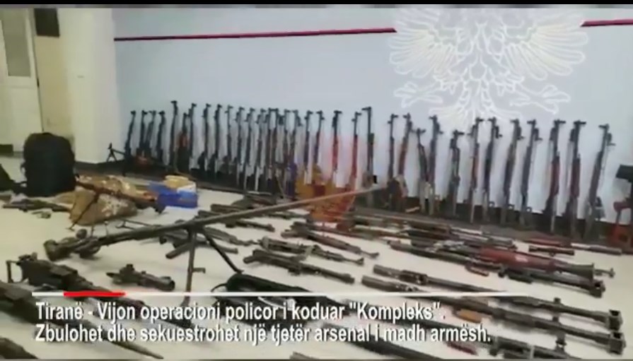 50 automatikë, dhjetëra mijëra fishekë, 19 kundërajrorë… “bilanci” i armëve të sekuestruara në bazën “ushtarake” të Sokol Xhurës