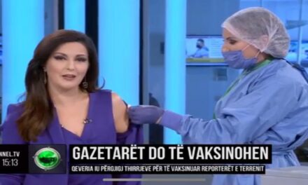 Gazetarja e Top Channel e bën vaksinën në transmetim “live” nga studioja