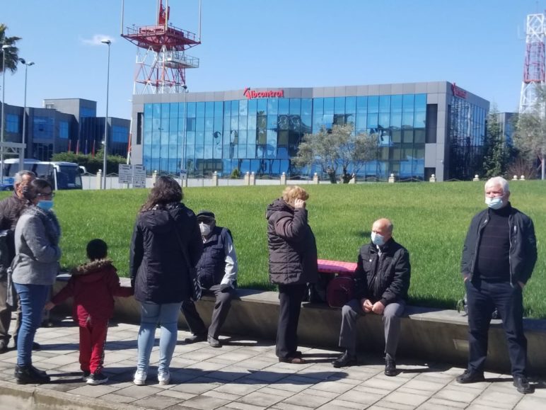 Kaos me pasagjerët në Rinas, dhjetëra qytetarë mbeten të bllokuar