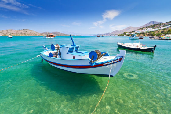 Greqia hapet për turistët, pritet me ankth dhe shpresë sezoni i ri