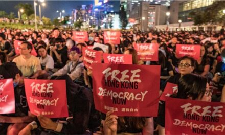 Kina “shtrëngon” liritë e Hong Kongut
