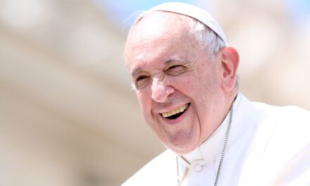 Sa është rroga e Papa Françeskut?