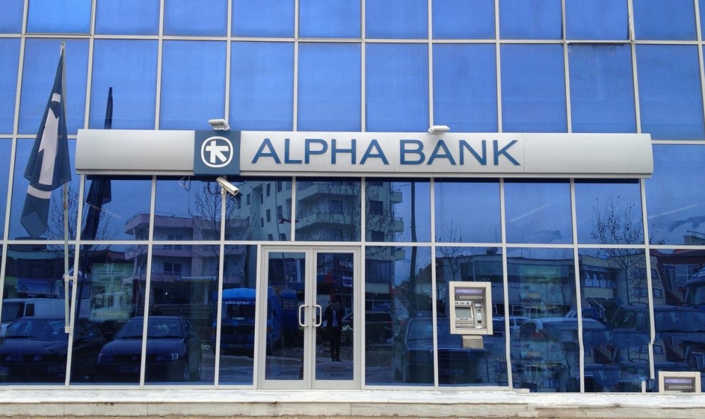 Mediat greke: Alpha Bank ka nxjerrë në shitje degën e saj në Shqipëri, nuk mbetet më asnjë bankë greke