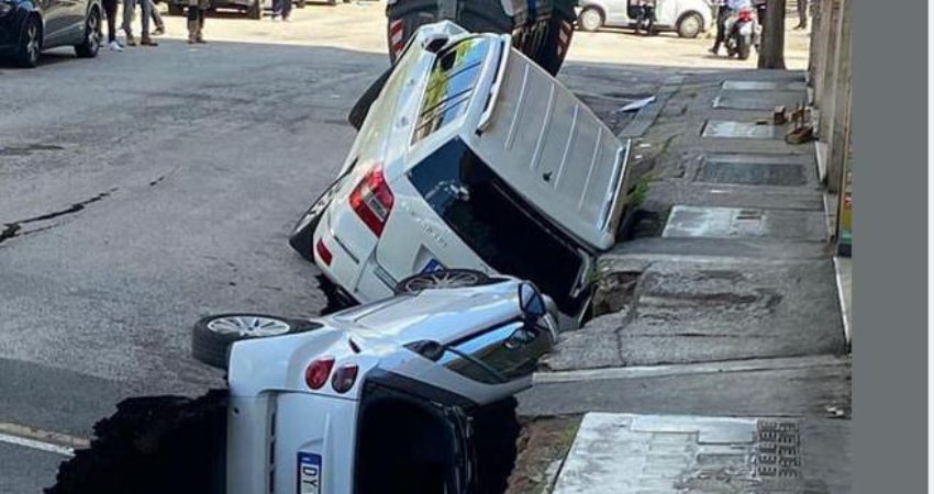 Shembet rruga në Romë, fundosen dy makina të parkuara