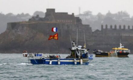 Ulen tensionet mes Britanisë dhe Francës për të drejtat e peshkimit
