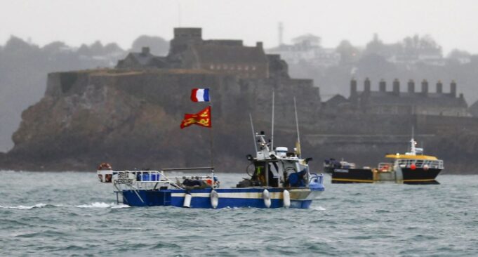 Ulen tensionet mes Britanisë dhe Francës për të drejtat e peshkimit