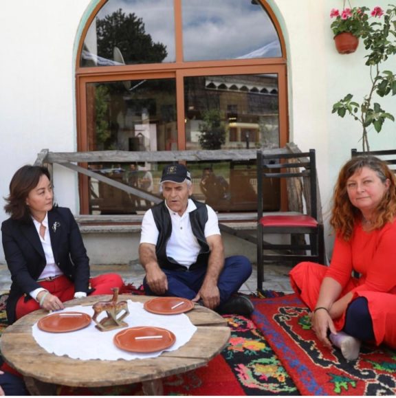 “Shqiptarizohet” Yuri Kim, ulet këmbëkryq dhe pi raki në Tropojë
