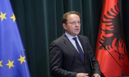 Varhelyi: Nëse nuk bindim Bullgarinë për Maqedoninë, negociata vetëm me Shqipërinë