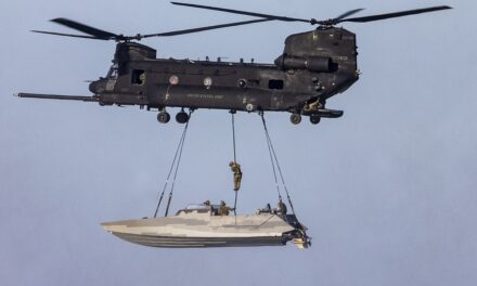 Skafi “fluturon” me helikopter për në fushën e betejës, stërvitja ekstreme e Navy SEAL-s