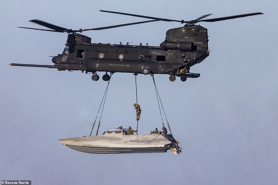 Skafi “fluturon” me helikopter për në fushën e betejës, stërvitja ekstreme e Navy SEAL-s
