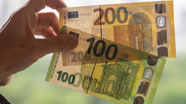 Vrojtimi i Bankës së Austrisë, 34% e shqiptarëve mbajnë euro në cash