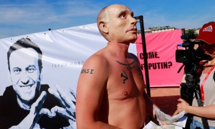 Tatuazh Stalinin dhe KGB, “Putin” i zhveshur në Gjenevë para samitit SHBA-Rusi