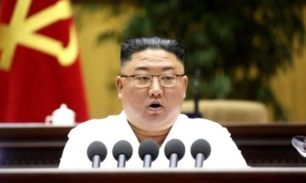 Kim Jong-Un vijon luftën me “shfaqjet e huaja”, ndërsa jetesa në vend vështirësohet