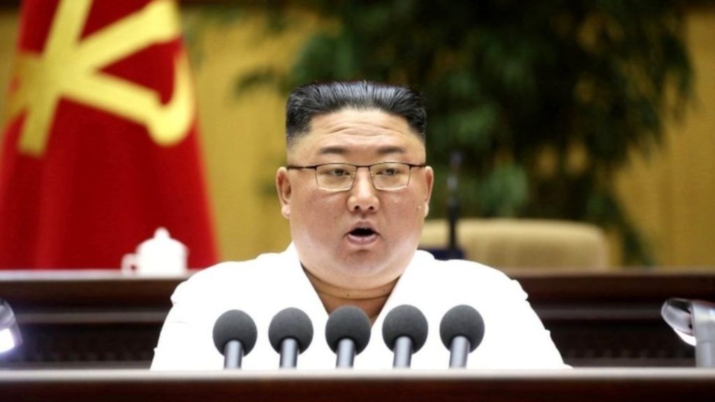 Kim Jong-Un vijon luftën me “shfaqjet e huaja”, ndërsa jetesa në vend vështirësohet
