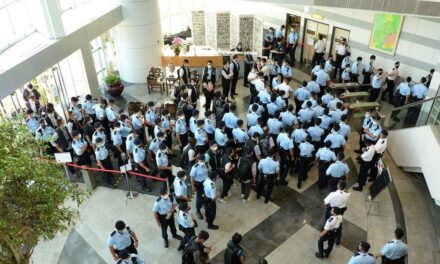 500 policë mësyjnë zyrat e gazetës opozitare në Hong Kong, arrestojnë drejtuesit