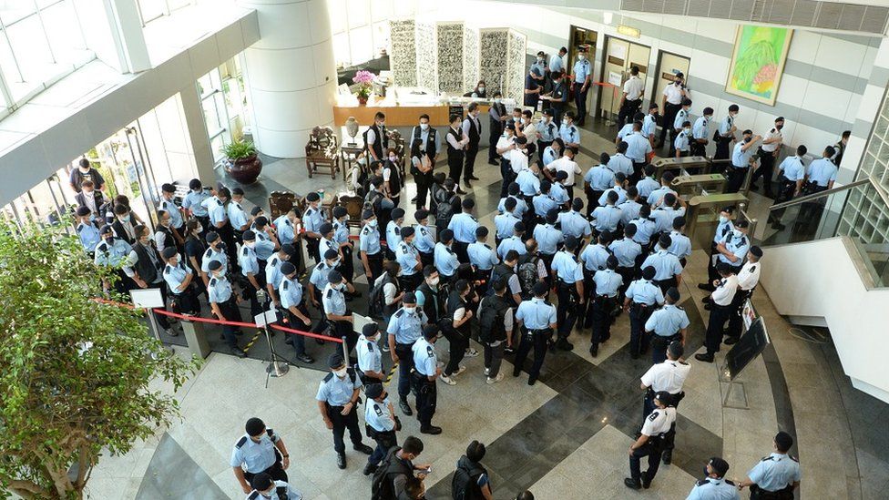 500 policë mësyjnë zyrat e gazetës opozitare në Hong Kong, arrestojnë drejtuesit