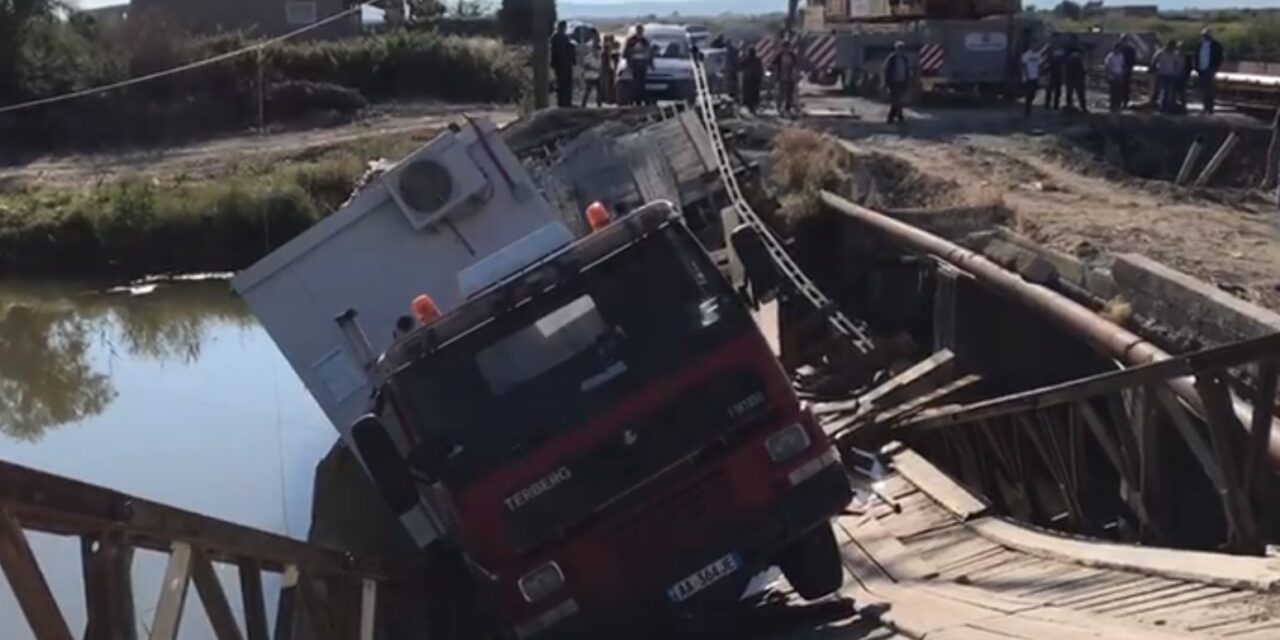 Shembet ura e Darëzezës, dy makina të tonazhit të rëndë përfundojnë në lumë