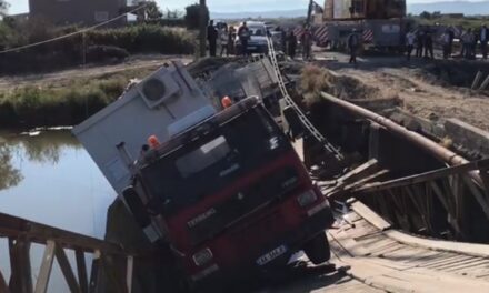 Shembet ura e Darëzezës, dy makina të tonazhit të rëndë përfundojnë në lumë