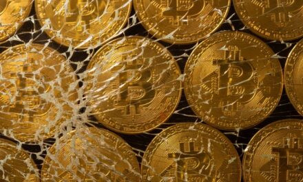 Bitcoin bie nën 30,000 dollarë mes shitjeve më të gjera të tregut të kriptomonedhave