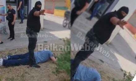 I shumëkërkuari i arratiset 8 policëve në Tiranë, efektivët i rrethojnë makinën: Hape derën o b.q! (Policia ia nxjerr inatin gazetarit)
