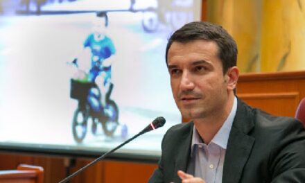 Talenti i sportit të notit, kryebashkiaku Veliaj mesazh Kadiut: E gjithë Shqipëria me ty