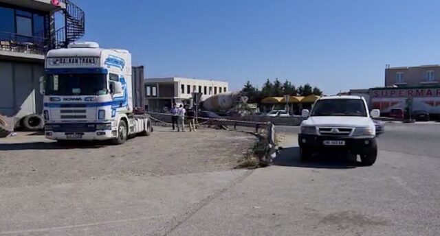 Vdekja e gomistit në Durrës, arrestohet pronari i gomisterisë dhe procedohet shoferi i ambulancës