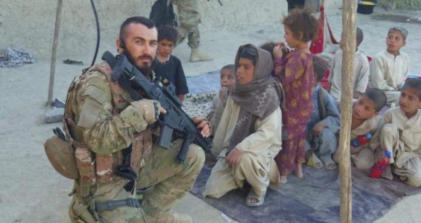 Rrëfimi i oficerit shqiptar që shërbeu në Afganistan dhe humbi shokun e ngushtë në luftë