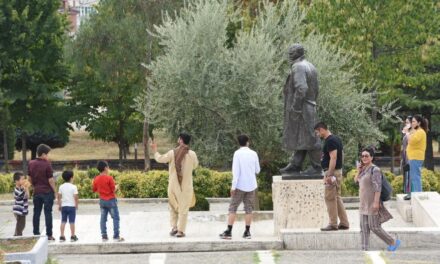Nga shëtitjet, te lojërat e fëmijëve, si e kalojnë kohën afganët në Shqipëri? (FOTOT)
