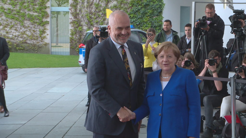 Ndalesë në Serbi dhe Shqipëri, Merkel mbledh kryeministrat e Ballkanit Perëndimor në Tiranë