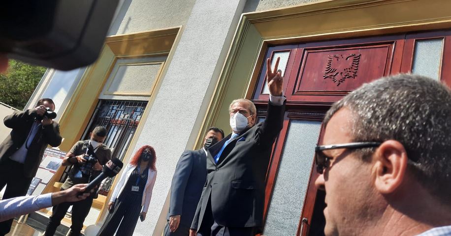 Berisha jashtë Parlamentit: Pazare të fëlliqura mes Bashës dhe Ramës