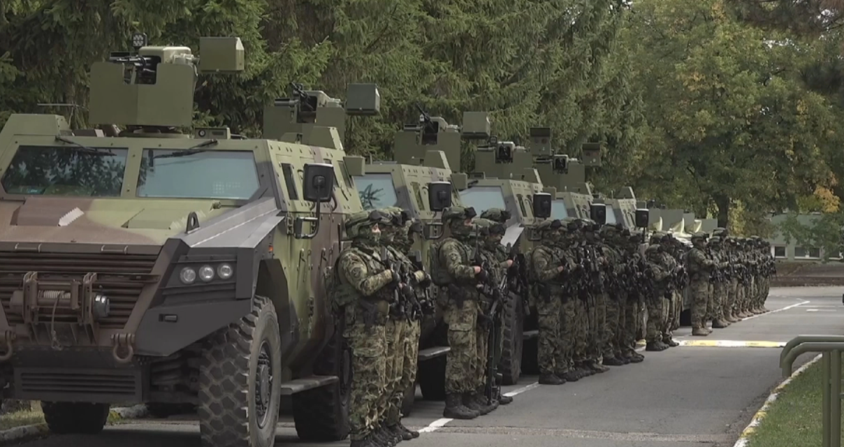 Serbia rreshton ushtrinë në kufirin me Kosovën: “Presim urdhrin e Vuçiç”