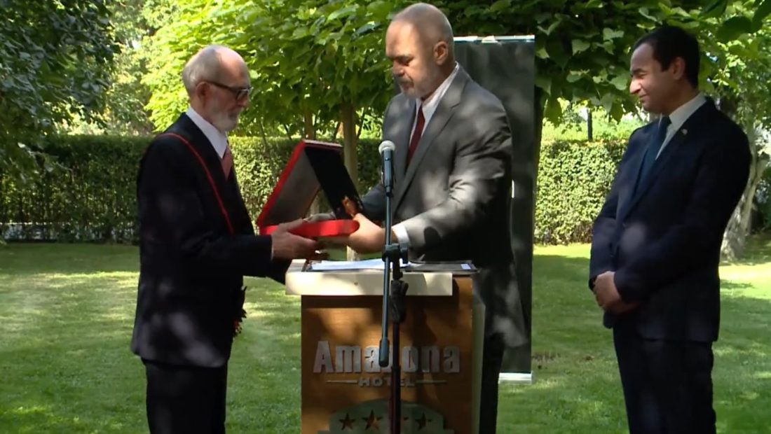 Rexhep Qosja vlerësohet me Yllin e Medaljes: Edi Rama dhe Albin Kurti janë politikanë intelektualë