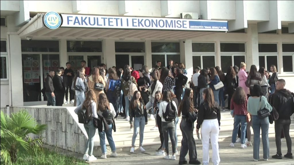 Probleme me dokumentet e studentëve në Vlorë, pranohen vetëm certifikatat nga e-Albania