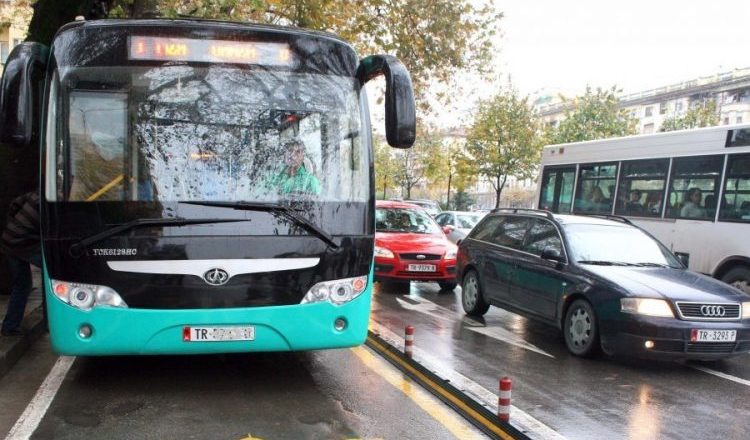 Transporti publik merr vendimin: Nga sot përgjysmohet numri i urbanëve në Tiranë