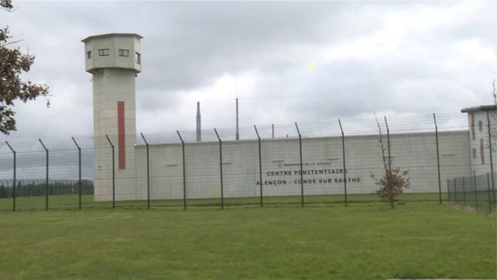 Merren peng dy gardianë në një burg në Francë