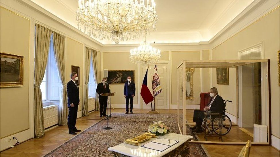 Presidenti çek dekreton kryeministrin e ri brenda një kutie xhami