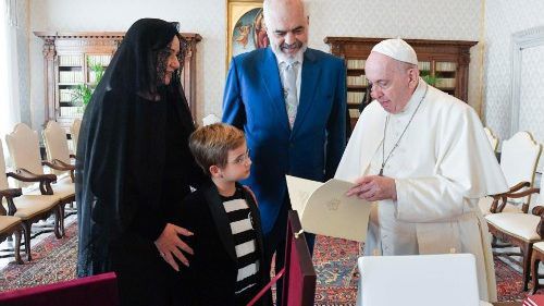 Edi Rama pritet nga Papa Françesku, shkëmbejnë dhurata simbolike