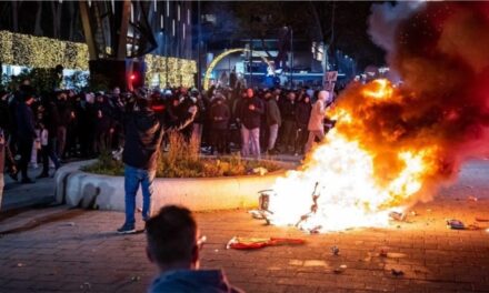 Protesta dhe përplasje me policinë në Roterdam kundër masave të Covid