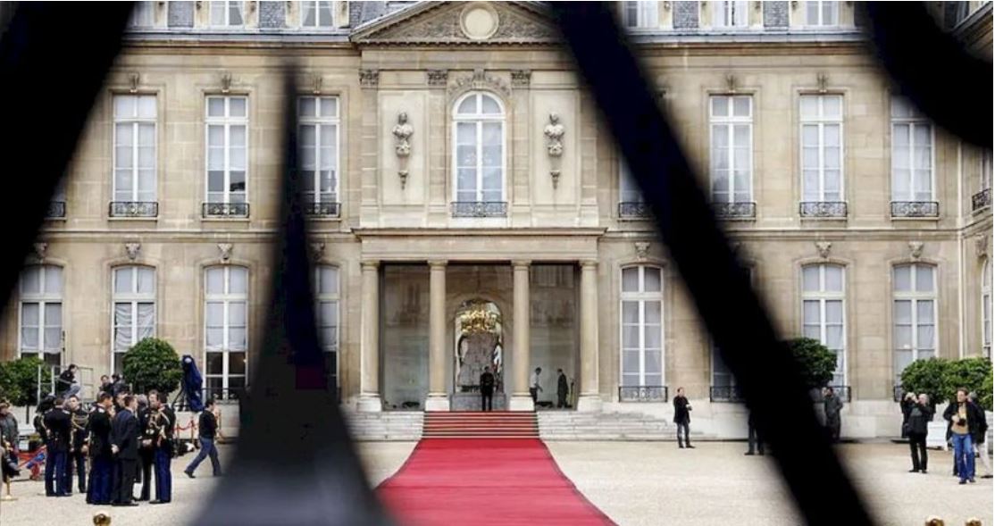 Skandal në pallatin ‘Elyse’, ushtarja përdhunohet nga një koleg pas një pritjeje të Macron
