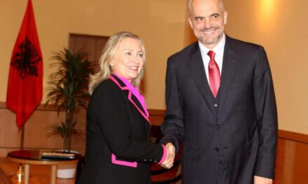 Hillary Clinton fton Ramën në New York për ta nderuar me një çmim, ja arsyeja