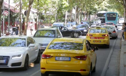Pas skandalit të pagave, del edhe lista me targat e makinave të shqiptarëve